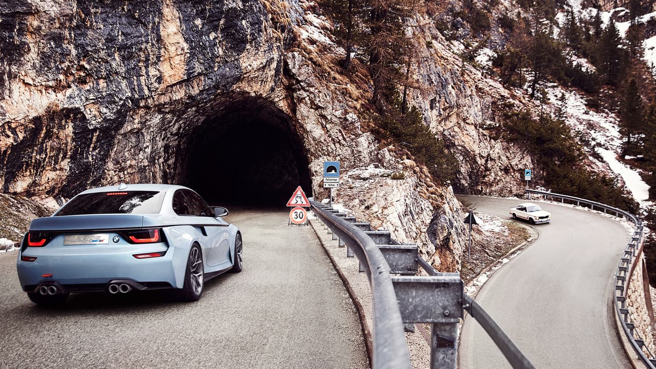 El dorado también aparece en los faros, tonalidad que es un guiño de los diseñadores en referencia a las "bodas de oro" que se celebran al alcanzar el aniversario número 50.