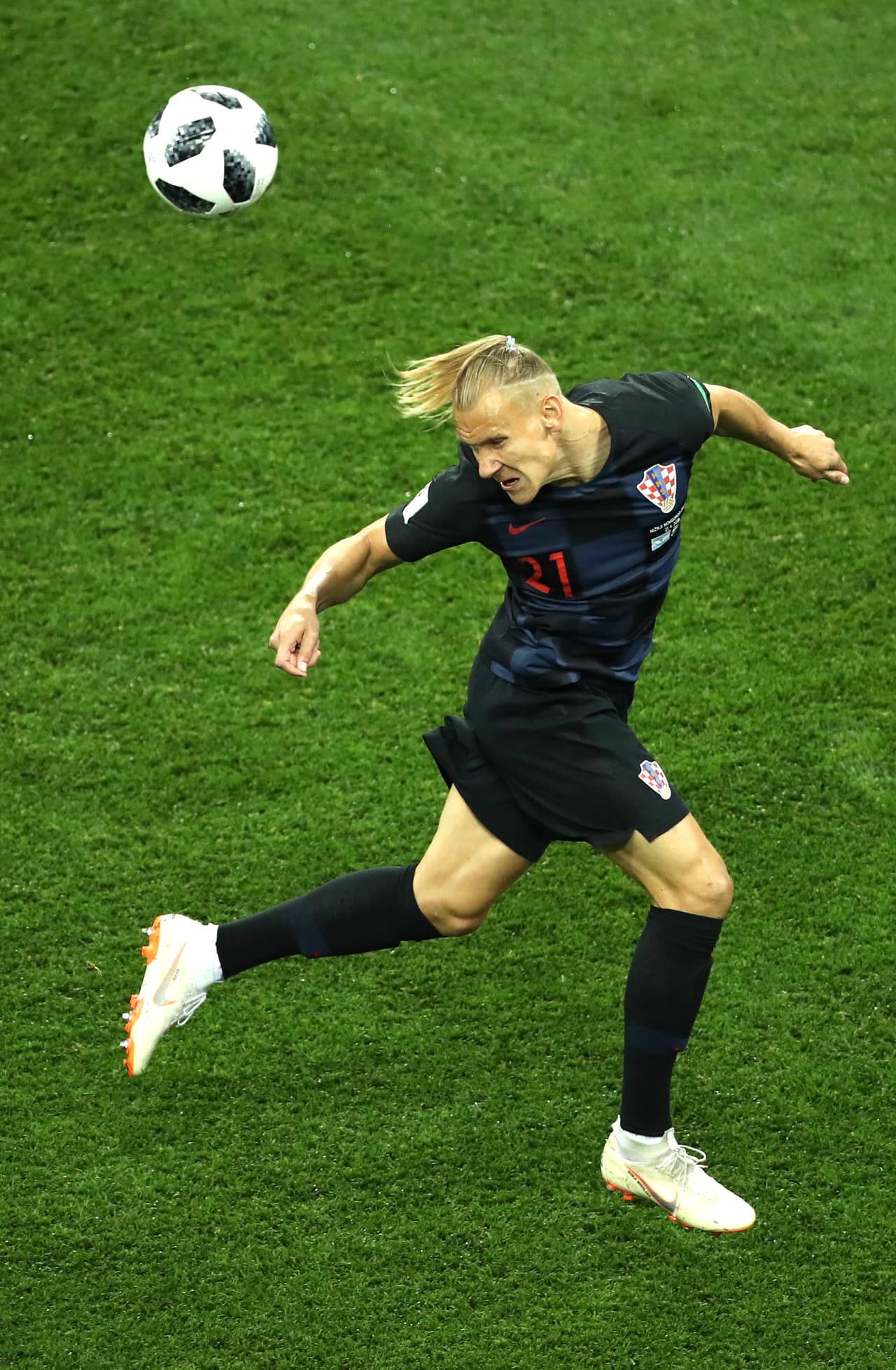 Domagoj Vida de Croacia tiene mucho que decir con su cola de caballo.