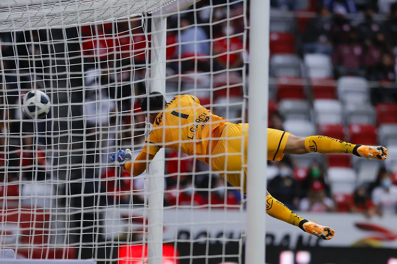 Luis García se lanzó por la pelota pero no logró detenerla.
