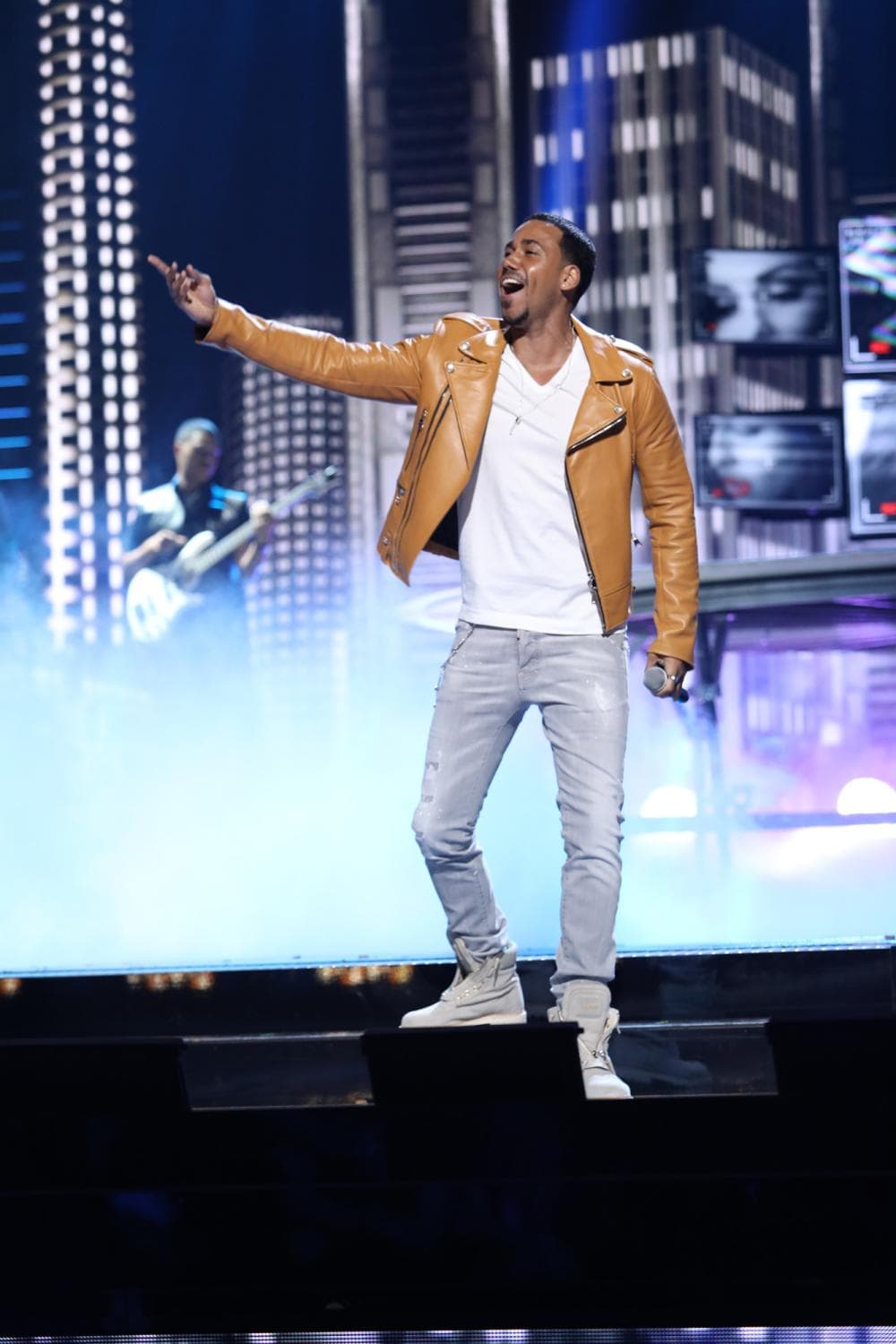 En 2017, Romeo Santos no llegó volando a Premio Lo Nuestro cuando cantó 'Héroe favorito'.