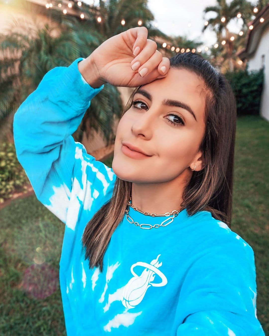 Nuestra Jessi cuenta los días para salir a pasear y disfrutar de los bellos sitios de Miami, mientras sucede nos comparte fotos desde el patio de su casa.