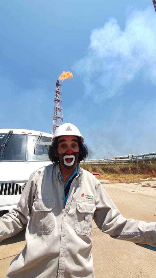 Las imágenes fueron acompañadas por el siguiente mensaje: "Visitando la refinería Lázaro Cárdenas en Minatitlán, Veracruz, fundada en 1906, que trabaja al 100%, 
<b>gracias a todo el personal de Pemex</b>, gracias AMLO (Andrés Manuel López Obrador, presidente de México)".
<br>