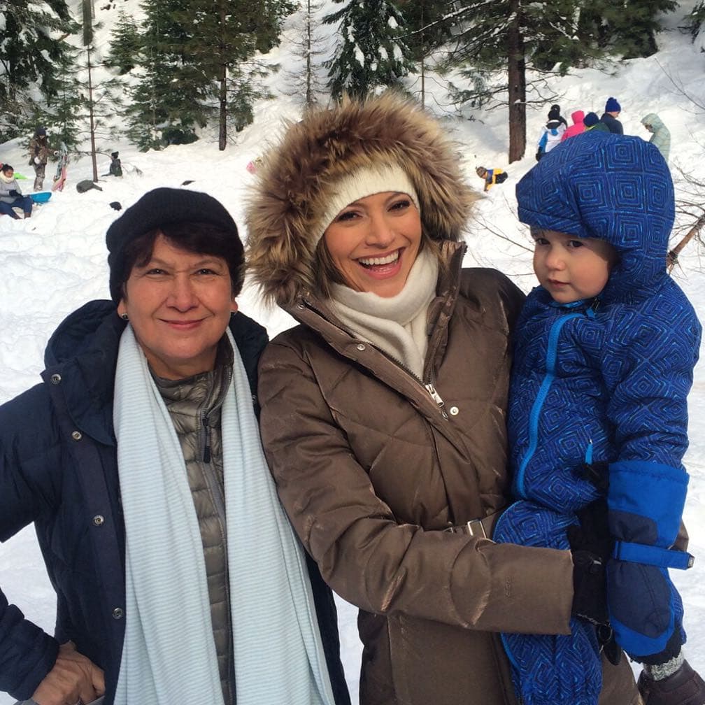 En los viajes familiares, Bruce Aaron se encarga de explorar junto a sus padres, y en algunas ocasiones con su querida abuela materna, quien lo consiente en cada oportunidad.
<br>