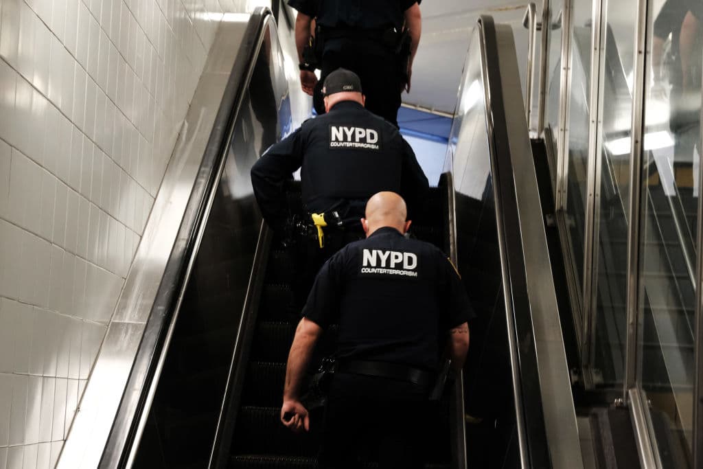 Además del aumento policial, Hochul y Adams anunciaron la instalación de
<b>200 nuevas cámaras de seguridad</b> en las estaciones de tren, como parte de un nuevo programa llamado ‘Policías, cámaras y cuidado', con el que buscan hacer frente a la ola de violencia en el sistema de transporte público.
<br>