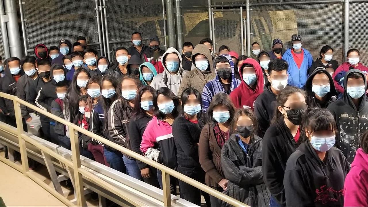 Los agentes de la Patrulla Fronteriza de la Estación Three Points encontraron a 43 niños no acompañados de Guatemala al oeste de Sasabe. El más pequeño tenía solo 11 años. Otros 12 migrantes estaban en el grupo. Las 55 personas fueron transportadas a Tucson para su procesamiento.