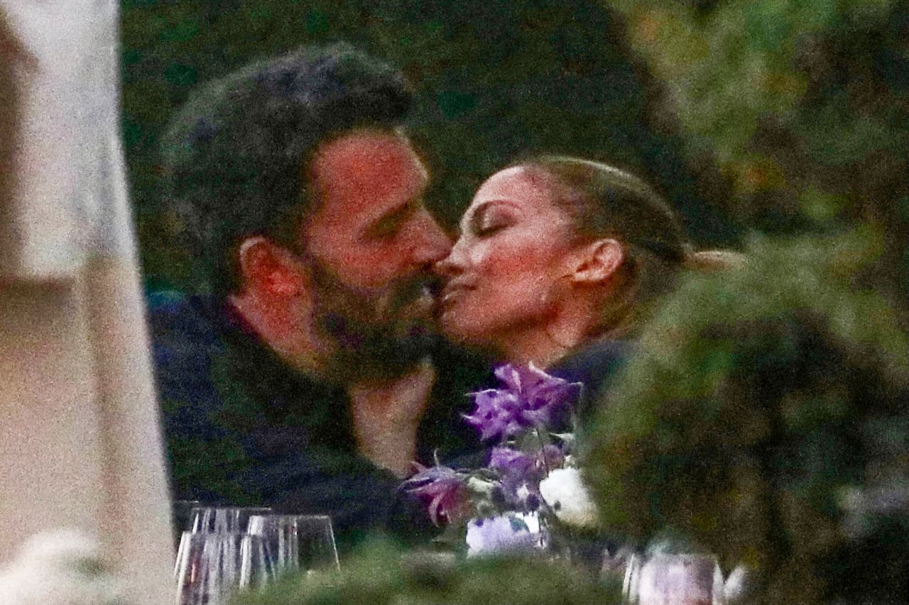 Atrás quedaron las imágenes del 
<b><a href="https://www.univision.com/famosos/jlo-y-ben-affleck-besandose-fotos" target="_blank">apasionado beso en la boca </a></b>que se dieron a mediados de junio pasado, con el que habrían confirmado su romance, aunque de manera oficial aún no dicen nada. 
<br>
