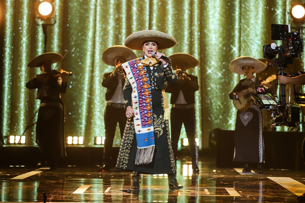 Aída Cuevas utilizó un clásico traje de charro para interpretar las canciones 'México en la piel' y 'Mi ciudad'.