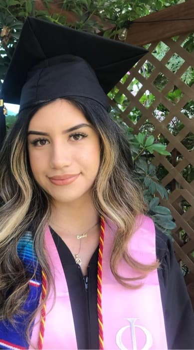 <b>Cinthya Villaseñor</b> — Universidad
<br>
<br>"Cinthya es de la primera generación en su familia en graduarse de la universidad. Sacó muy buenas calificaciones y estamos muy orgullosos de ella".