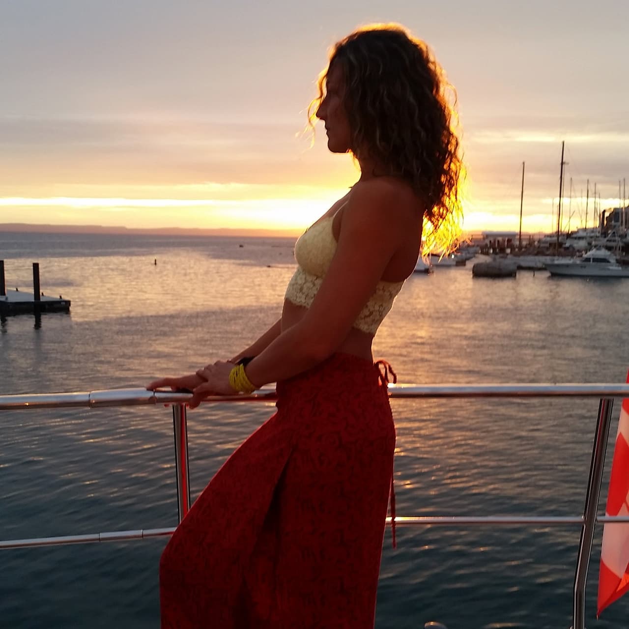 Tiene el cabello rizado pero le gusta mucho usarlo lacio, en Tres veces Ana la hemos visto con los dos looks.