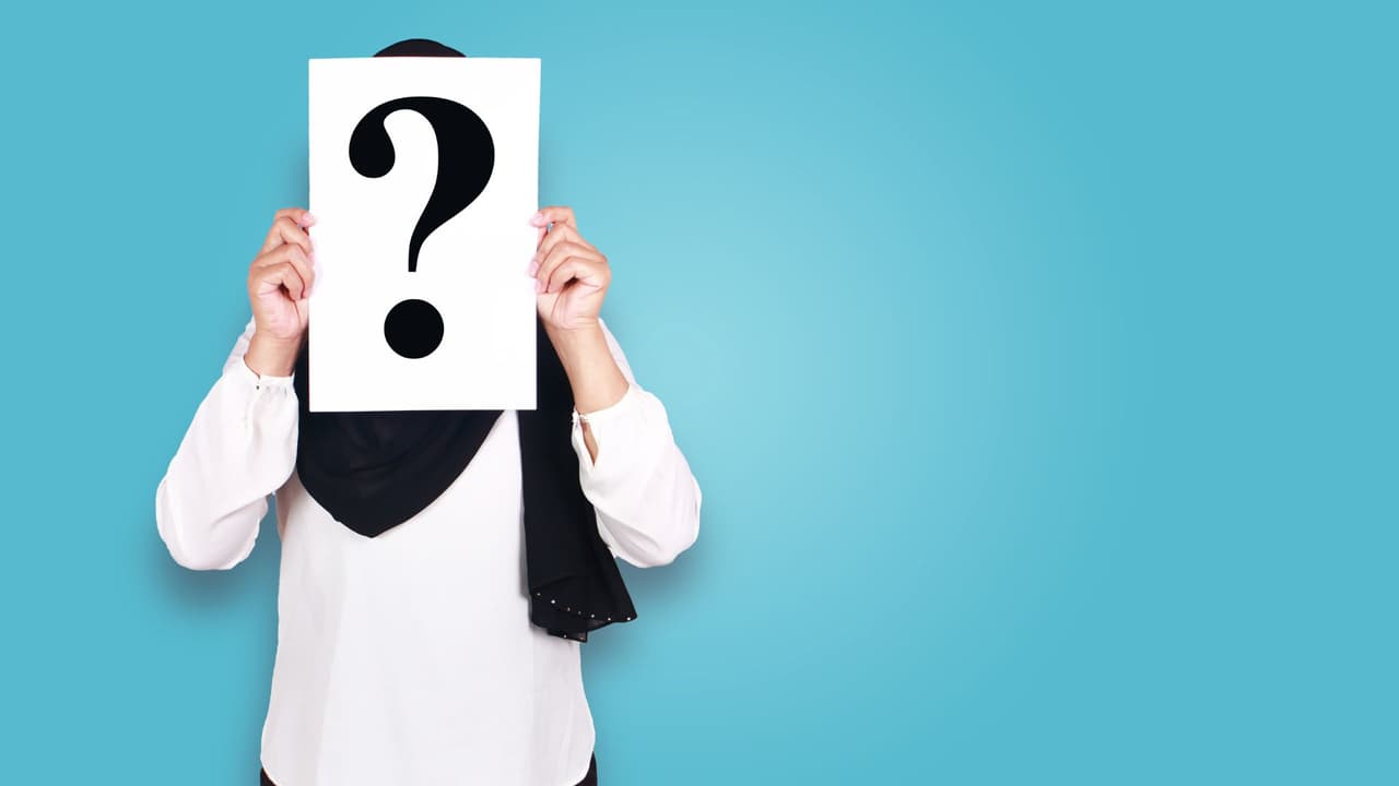 <h3 class="cms-H3-H3">El anonimato no es igual en todos lados</h3>
<br>
<b>Para algunos, lo más valioso de ganar no es el dinero, sino el silencio</b>. En Texas, por ejemplo, un ganador de más de un millón puede mantener su identidad en reserva. En otros estados,
<b> tu nombre se convierte en noticia pública.</b>
<br>La diferencia es enorme: cobrar sin que nadie lo sepa permite disfrutar con calma; ser anunciado a nivel nacional te expone a llamadas, mensajes y súplicas de conocidos lejanos. 
<br>Por eso, antes de jugar, conviene saber qué permite tu estado. 
<b>El anonimato también se juega en el boleto.</b>