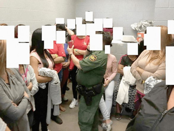 Los cuadros blancos son para resguardar los rostros de estas personas.