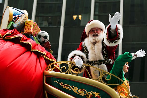 Como desde el primer año en que se hizo, Santa Claus es el invitado de honor del desfile y quien se encarga de dar cierre el evento, justo frente ala entrada de la emblemática tienda de almacenes Macy’s.