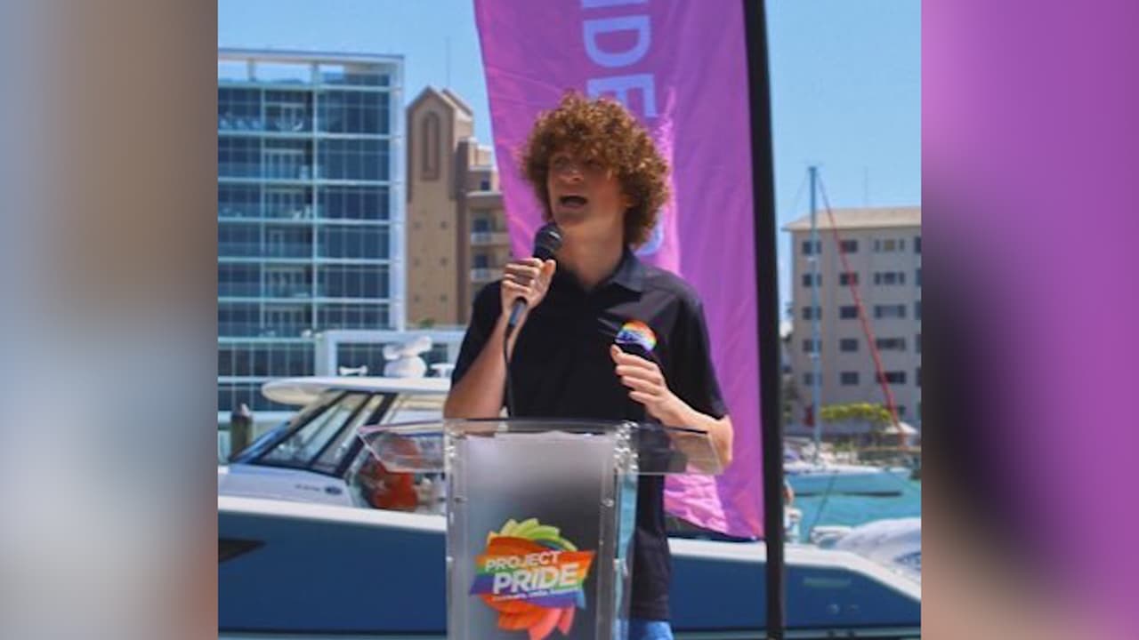 Le prohíben decir que es gay en su discurso de graduación. Así encontró la solución para mencionarlo 