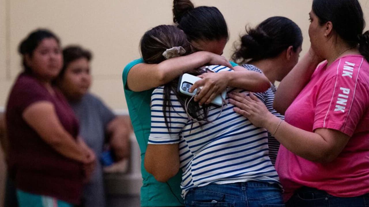 Al menos 
<a href="https://www.univision.com/local/san-antonio-kwex/tiroteo-escuela-robb-elementary-uvalde-texas" target="_blank">19 niños murieron en un tiroteo en una escuela primaria de Uvalde</a>, localidad ubicada a 135 kilómetros (85 millas) al oeste de San Antonio.