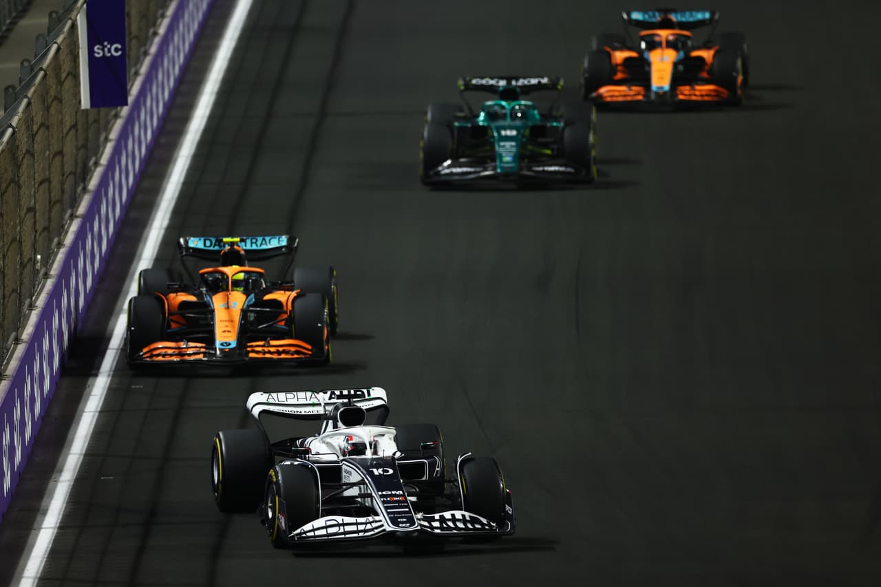 Max Verstappen fue el gran vencedor del GP de Arabia Saudita de la Fórmula 1 sobre Ferrari; Sergio Pérez sufrió una mala estrategia y qued´´o en cuarto tras iniciar en primer lugar.