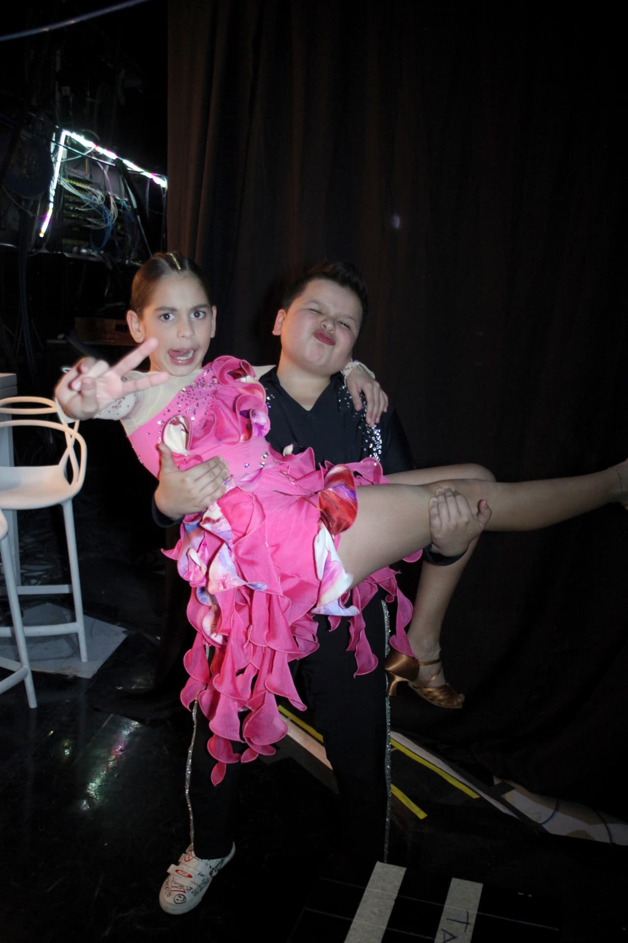 Lo mismo pasa con Valeria y Ramón, que entre baile y baile se dan tiempo para saludar a nuestra fotógrafa