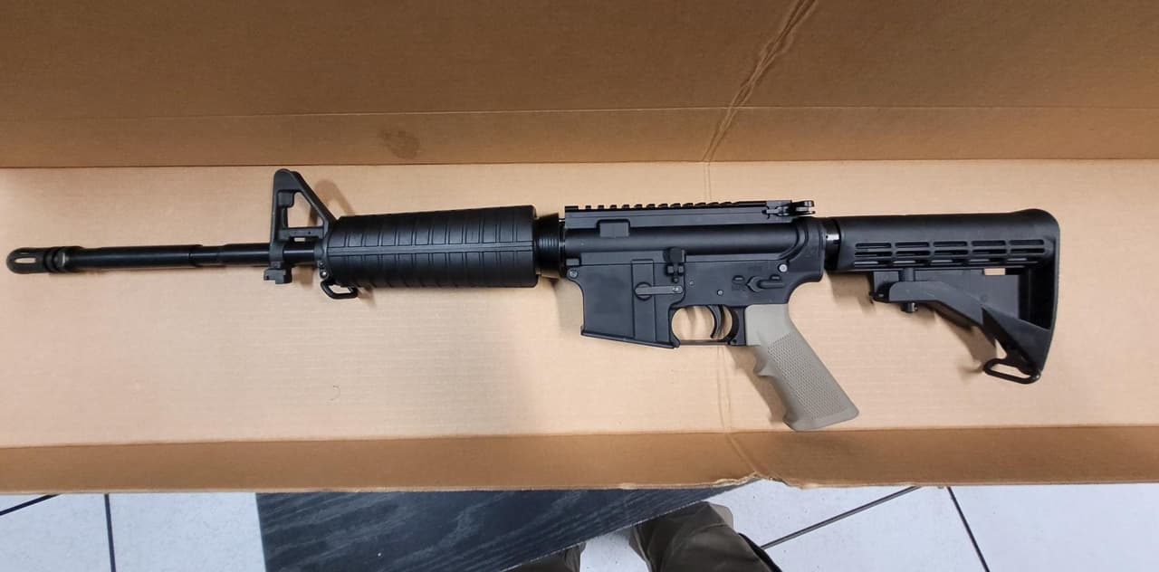 También se incautó un AM-15, un cargador y pastillas de fentanilo. DPS tomó posesión de los sujetos, armas y narcóticos.