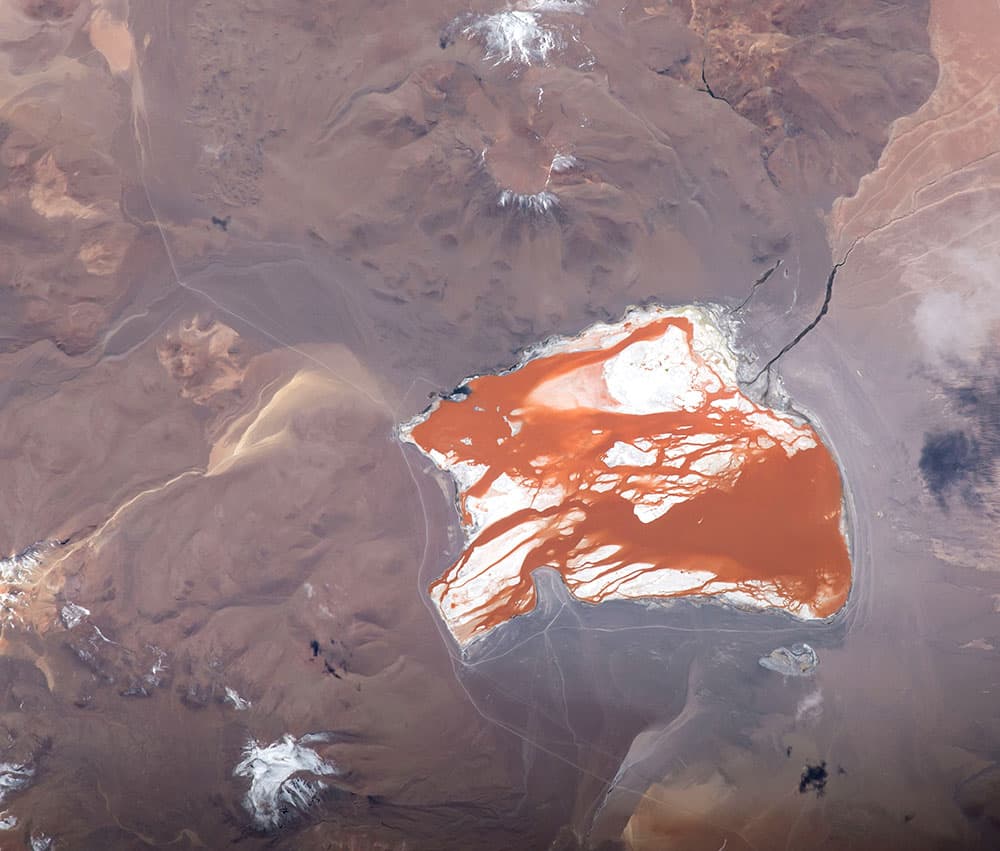 Esta imagen detalla la colorida Laguna Colorada, única en esta parte de las montañas de los Andes bolivianos y una característica muy conocida para los astronautas. La falta de bruma atmosférica a gran altitud -el lago se encuentra a 4,300 m sobre el nivel del mar (14,100 pies) - ayuda a que las imágenes de la región sean especialmente claras.