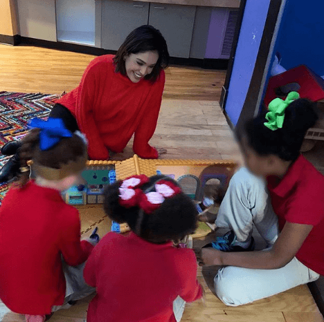 En su visita por The Children's Shelter, Karla corroboró que los niños son “el regalo más hermoso de Dios. Ninguno jamás debe ser maltratado, abusado o lastimado”.
<br>