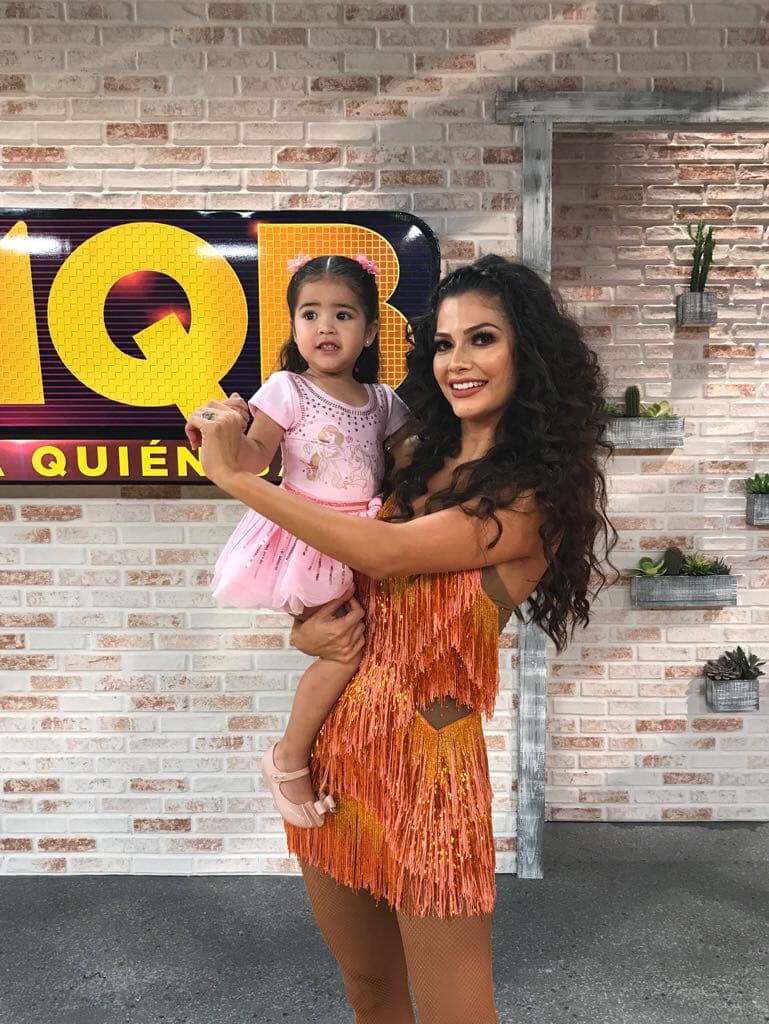 Unos pasitos de baile con la princesa, Giulietta ya quiere copiarle a su mamá.