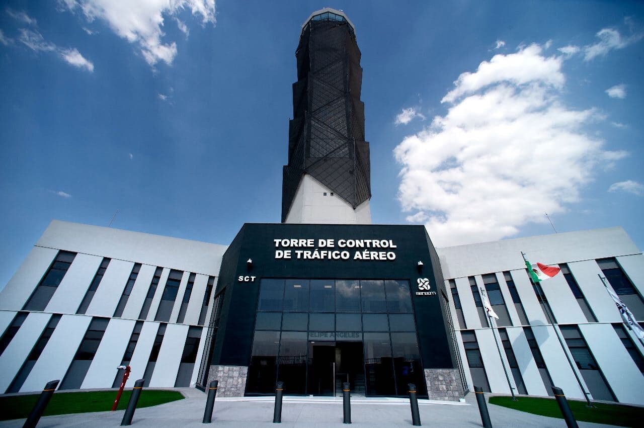 El gobierno mexicano anunció que obligará a cualquier aerolínea que desee programar nuevos vuelos a Ciudad de México a utilizar el nuevo aeropuerto, en lugar del más antiguo y más cercano. En un intento por impulsar la nueva terminal, las autoridades cambiaron también las reglas internacionales que normalmente requieren que los pasajeros se presenten dos horas antes de un vuelo nacional y tres horas antes de un vuelo internacional. En el Felipe Ángeles, solo se requerirá que se presenten una o dos horas antes.