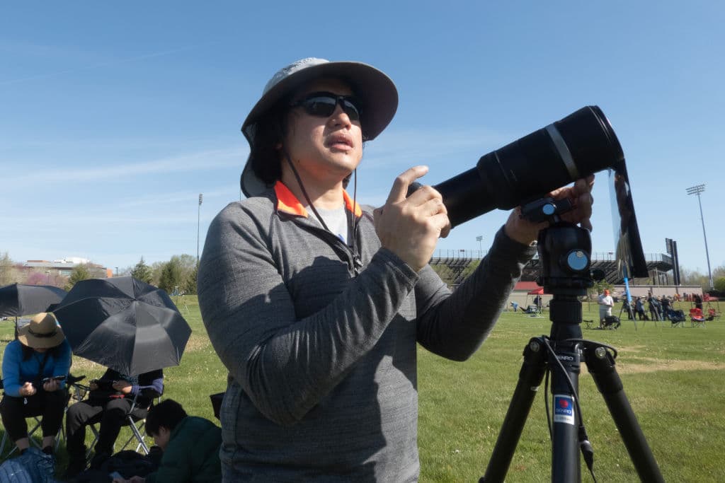 Joseph Cervantes, residente de Santa Clara, California, sabía que para disfrutar del fenómeno astrológico en su totalidad, tendría que estar en alguna de las ciudades en la línea de penumbra. Este lunes, desde el campus de la Universidad del Sur de Illinois en Carbondale, esperaba con su equipo fotográfico listo para inmortalizar el el evento en una foto.