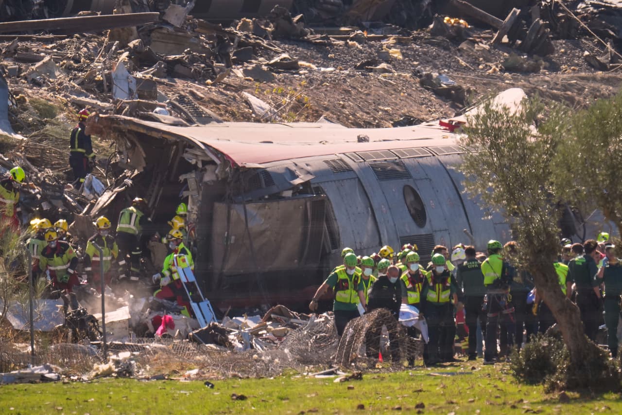 El administrador de infraestructuras ferroviarias de España, ADIF, indicó que el incidente ocurrió la mañana del miércoles en la provincia de Toledo, al sur de Madrid. El servicio ferroviario está suspendido entre Madrid, Ciudad Real y Andalucía.