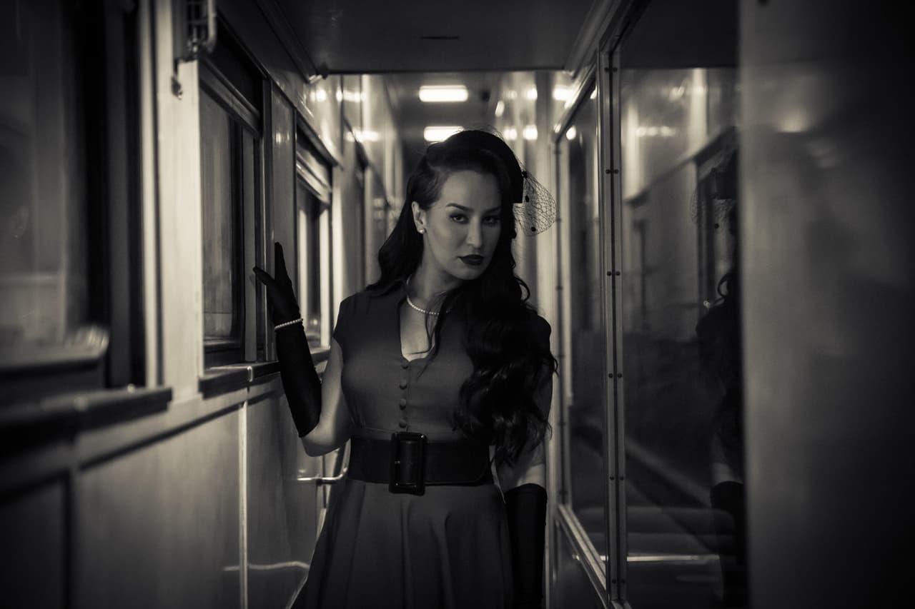 La trama del clip relata la historia de una mujer que intenta dejar su pasado y alejarse de todos aquellos que no están a la altura de sus estándares.