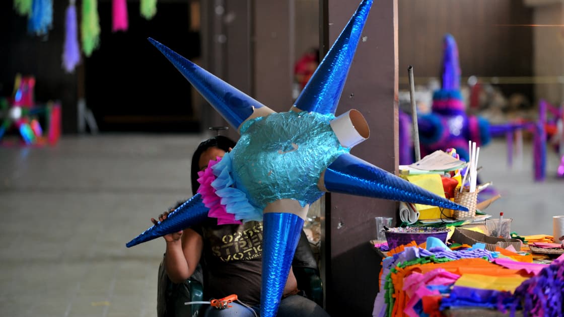 Luego de ‘dar posada’ a los peregrinos se celebra una fiesta donde se rompen piñatas llenas de frutas y dulces.