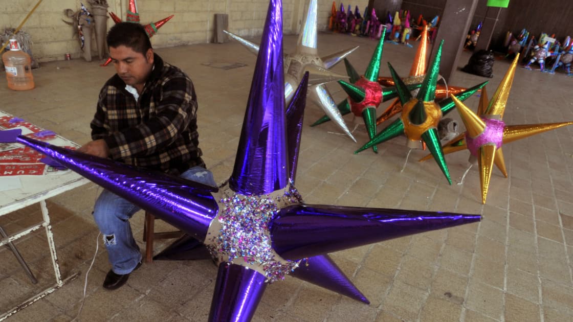 La piñata tradicional tiene 7 picos que representa los pecados capitales (soberbia, pereza, avaricia, gula, envidia, lujuria e ira) y sus colores brillantes representan la tentación del demonio.