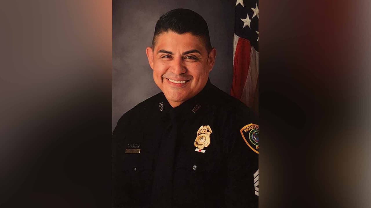 La beca de estudios fue entregada al sargento Juan Perales de la División de Asuntos Públicos.