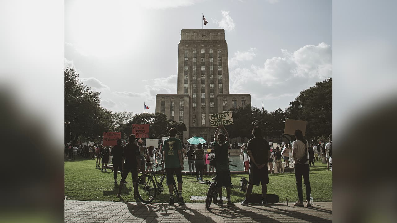 Algunos de los protestantes exigieron el cierre de la base militar de 
<a href="https://www.univision.com/local/houston-kxln/con-arte-y-creatividad-se-solidarizan-en-redes-con-la-familia-de-la-soldado-vanessa-guillen-fotos">Fort Hood</a>, lugar donde fue vista por última vez Vanessa.