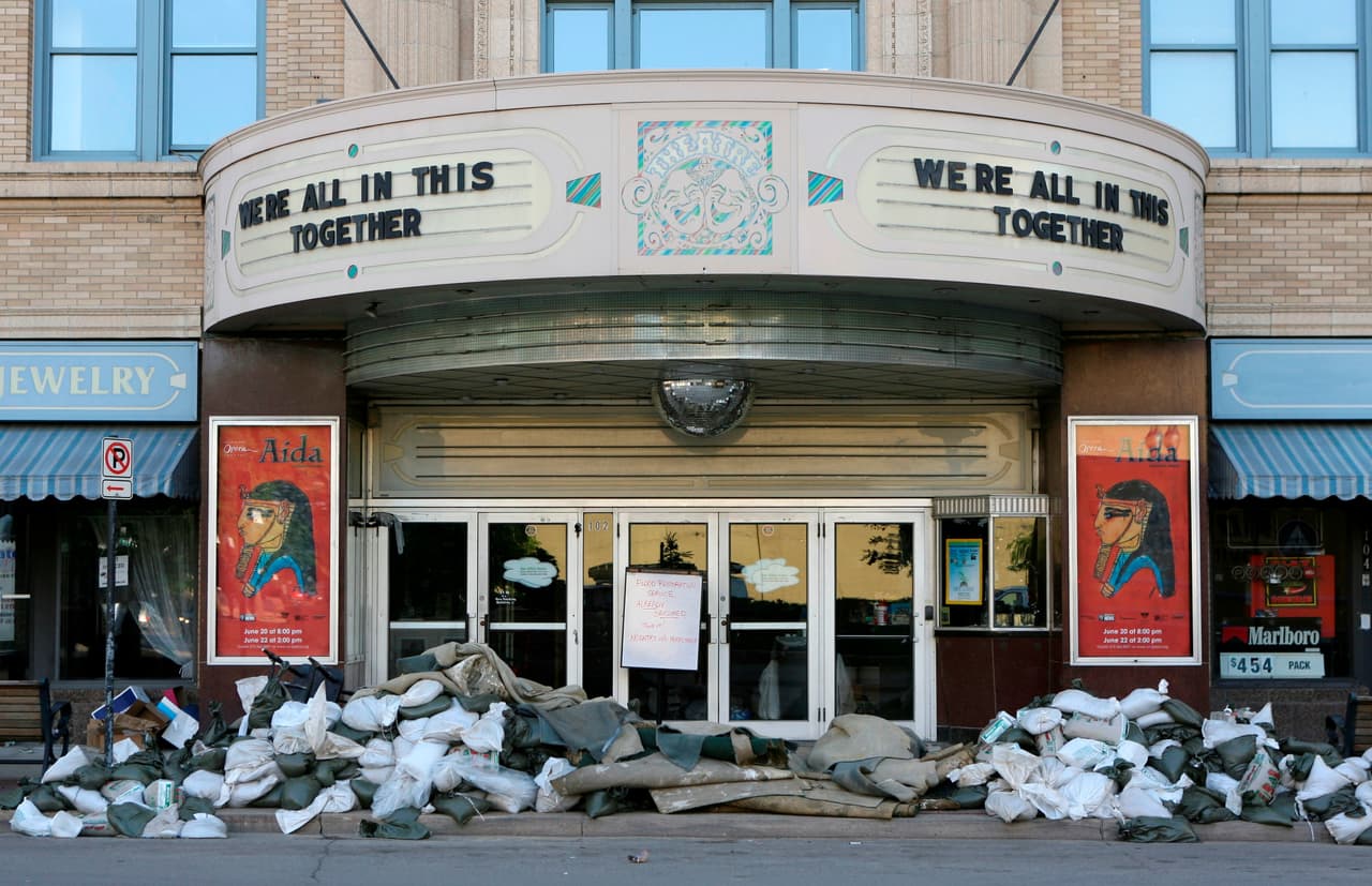<b>Inundaciones en el Medio Oeste </b>(del 1 de abril al 20 de junio de 2008). La agricultura en Illinois, Indiana, Missouri, Minnesota, Nebraska y Wisconsin sufrió daños, pero Iowa fue especialmente golpeada, destaca la NOAA. Murieron 24 personas. En la foto, un teatro de Cedar Rapids, Iowa, afectado por las aguas, envía un mensaje: "Estamos todos juntos en esto". 
<b>Costo estimado del desastre: 12,100 millones de dólares. </b>