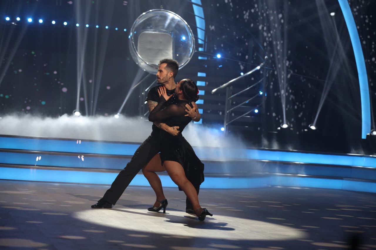 <b><a href="https://www.univision.com/shows/mira-quien-baila/mike-bahia-bailo-cant-take-my-eyes-of-you-lola-cortes-se-nego-a-evaluarlo-video">'Can't Take My Eyes Of You' </a></b>fue el tema que bailó, con una gran energía y entrega.