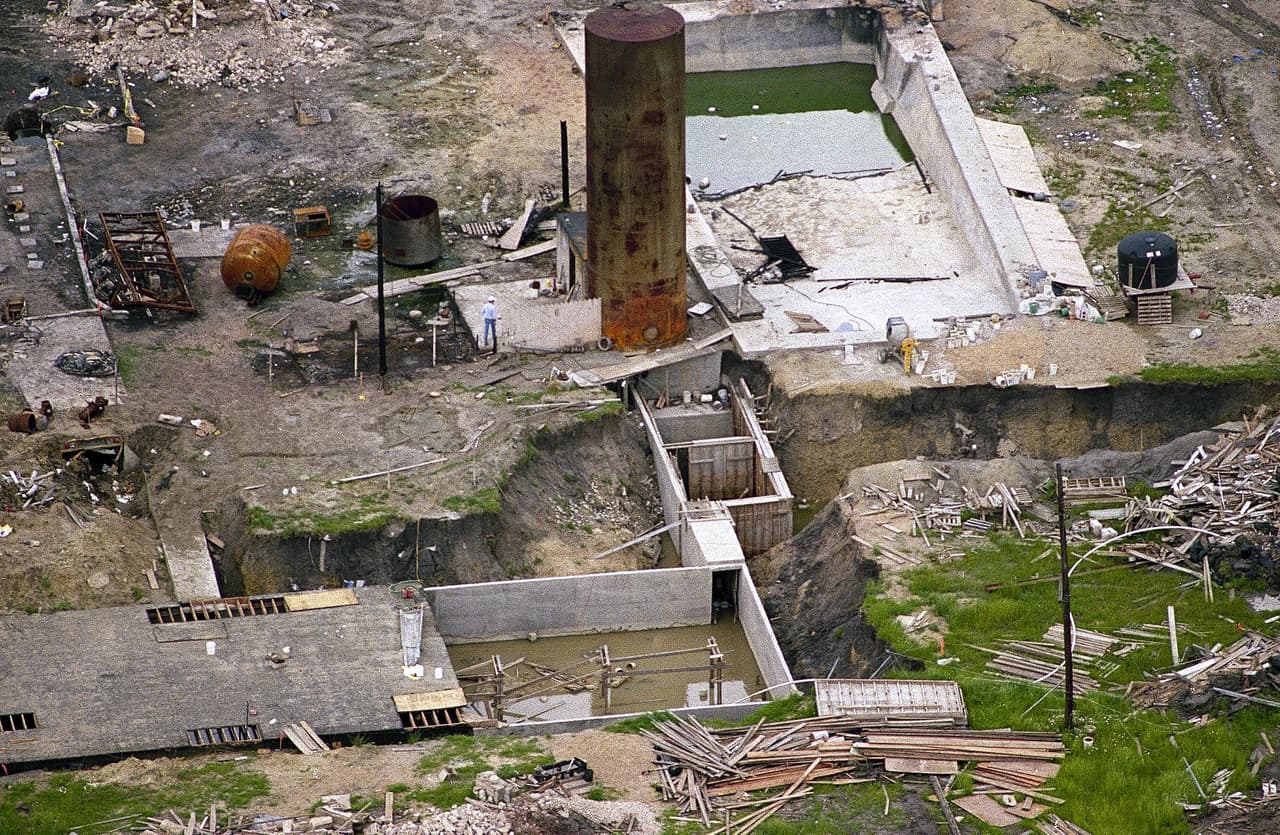 El complejo tenía pasajes subterráneos que salieron a la luz tras la tragedia. El lugar no tenía agua corriente y las autoridades encontraron depósitos con desechos con heces, según un
<a href="https://www.justice.gov/archives/publications/waco/report-deputy-attorney-general-events-waco-texas">reporte del Departamento de Justicia</a>. Algunos de los integrantes de la secta tenían tiros disparados por los propios miembros del grupo.