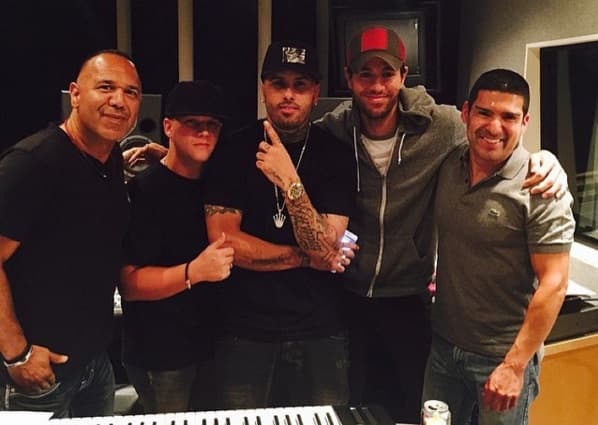 En el estudio de grabación, Enrique comparte gratos momentos con sus amigos del género urbano.