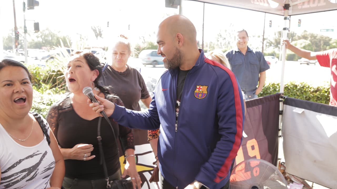 'El Bueno, La Mala y El Feo' entregando boletos en la ciudad de Carson.