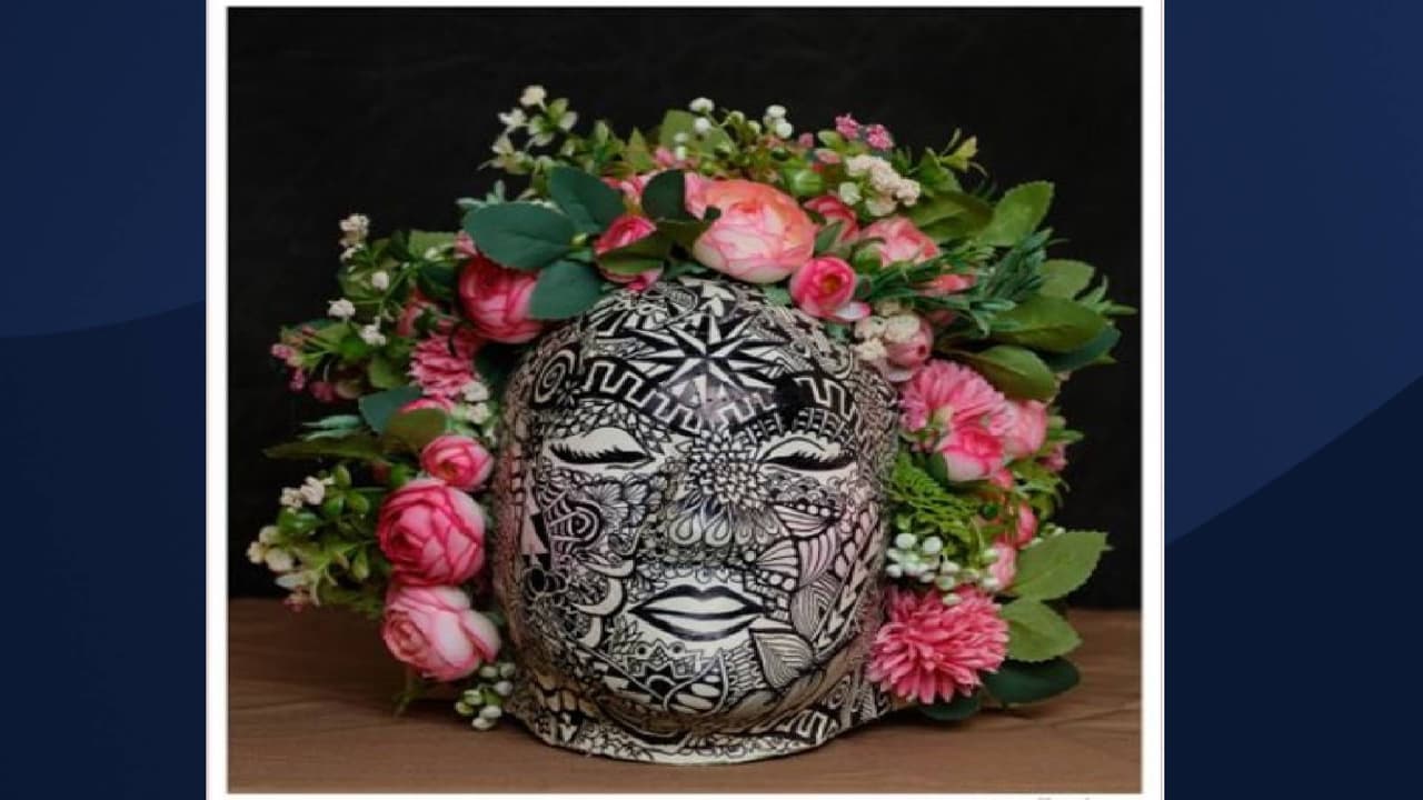 Ubicación de la exhibición de arte: 
<b>West Valley Arts Council Gallery [<a href="https://g.page/westvalleyarts?share" target="_blank">16126 N. Civic Center Plaza, Surprise, AZ 85374</a></b>] . “Los visitantes deben seguir los protocolos contra el covid-19 del West Valley Arts Council, incluido 
<b>el uso de mascarillas y el distanciamiento socia</b>l. Además,
<b> habrá un límite de 50 personas en la galería</b> a la vez”, se lee en un comunicado de la organización Cancer Support Community Arizona. 
<br>