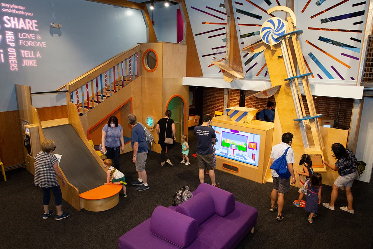 <b><a href="https://pittsburghkids.org/" target="_blank">Children's Museum of Pittsburgh</a></b>. Diseña y crea en el estudio de arte, a menudo junto con artistas en activo. Los más pequeños pueden explorar colores, formas y texturas para sus mentes en desarrollo en la Guardería. VisitA MAKESHOP, un espacio de retoques, para aprender sobre herramientas y materiales reales como madera, máquinas de coser, circuitos y más.