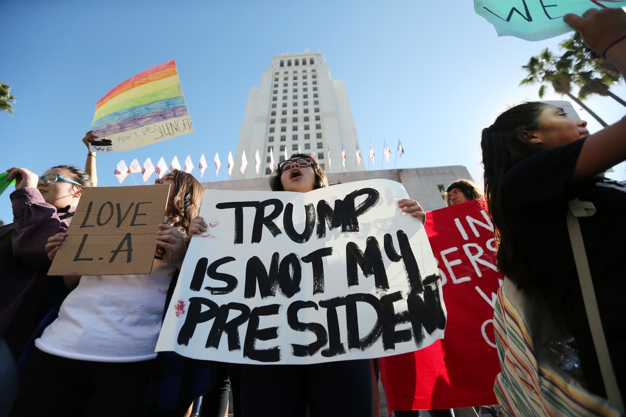 Activistas en Los Ángeles se movilizan para protestar la toma de posesión de Donald Trump