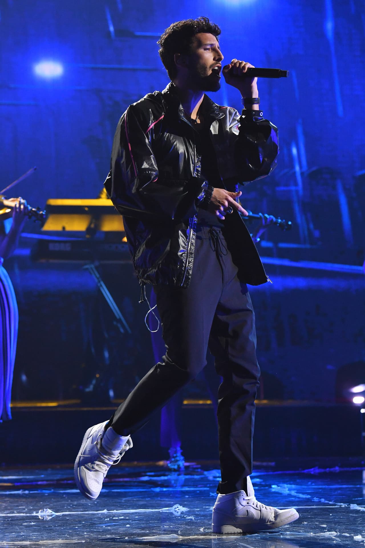 El colombiano además se sumó a los artistas que arrasarían con su música sobre la tarima, por lo que también lo vimos prepararse para ello.