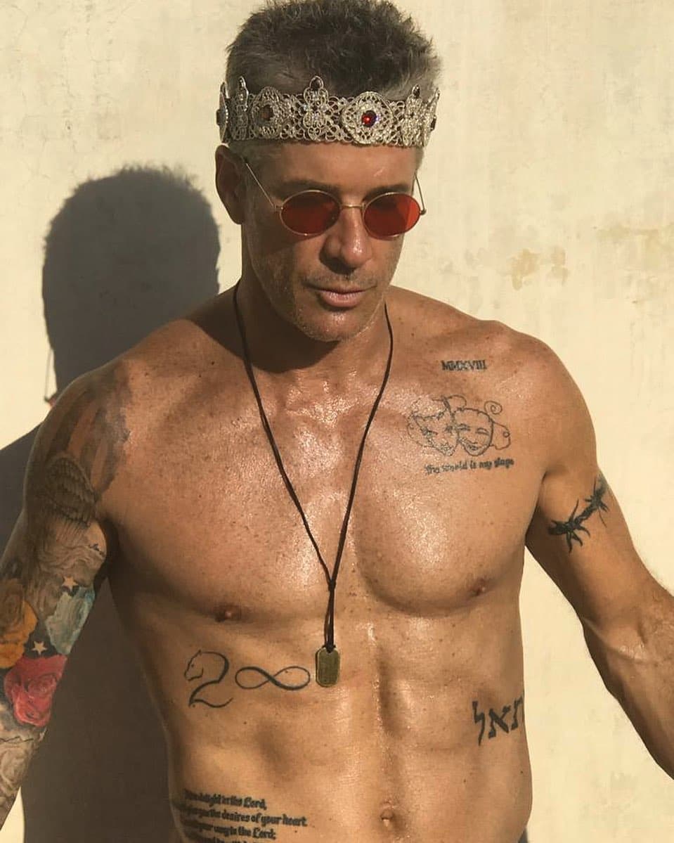 El actor aseguró que su historial en EEUU está marcado un delito que cometió en el pasado: "Ahora con el nuevo gobierno de Estados Unidos, como en el 2000 tuve un percance en Miami, 
<b>un arresto menor por manejar bajo la influencia del alcohol o de la marihuana</b>, esta vez no me sellaron la visa porque me exigen 12 meses de exámenes negativos".
<br>