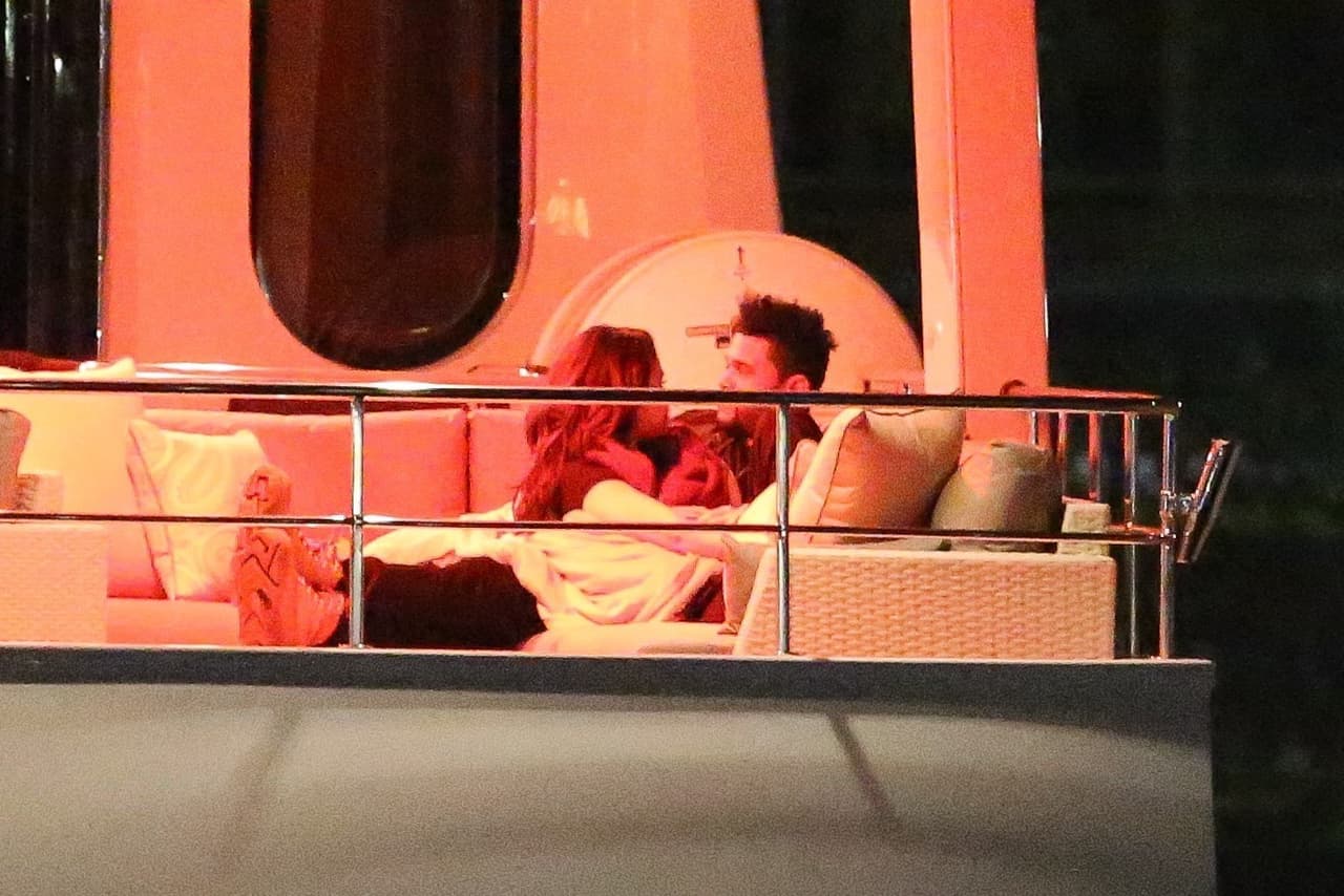 Después de una cena, Selena Gomez y The Weeknd se acurrucaron en un sofá del yate, en donde no podían dejar de besarse.