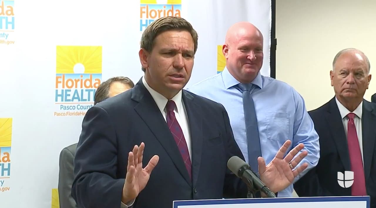Presidente Biden y gobernador Ron DeSantis se enfrentan ahora por mandato de vacunas  