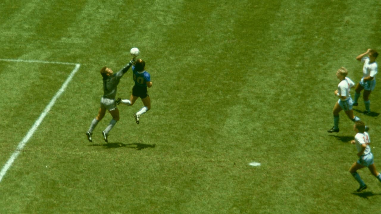 ‘La mano de Dios’, así conoce el mundo esta jugada donde golpeó con el puño la pelota para anotar un gol contra Inglaterra, que finalmente llevaría a Argentina a ganar el Mundial de México 1986. Sus aportes a la victoria de su país en ese campeonato consagraron a Maradona como la estrella máxima del fútbol de su tiempo. 
<br>