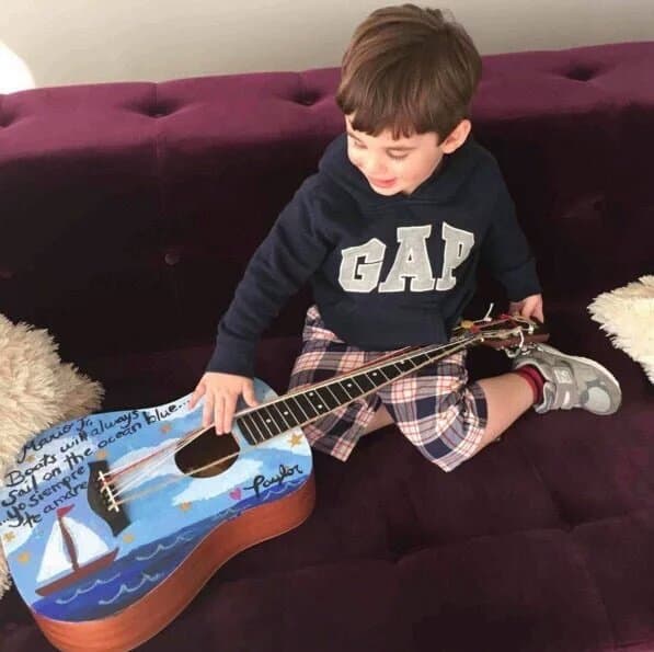 El pequeño hijo de Perez Hilton lleva en la sangre el lado artístico.