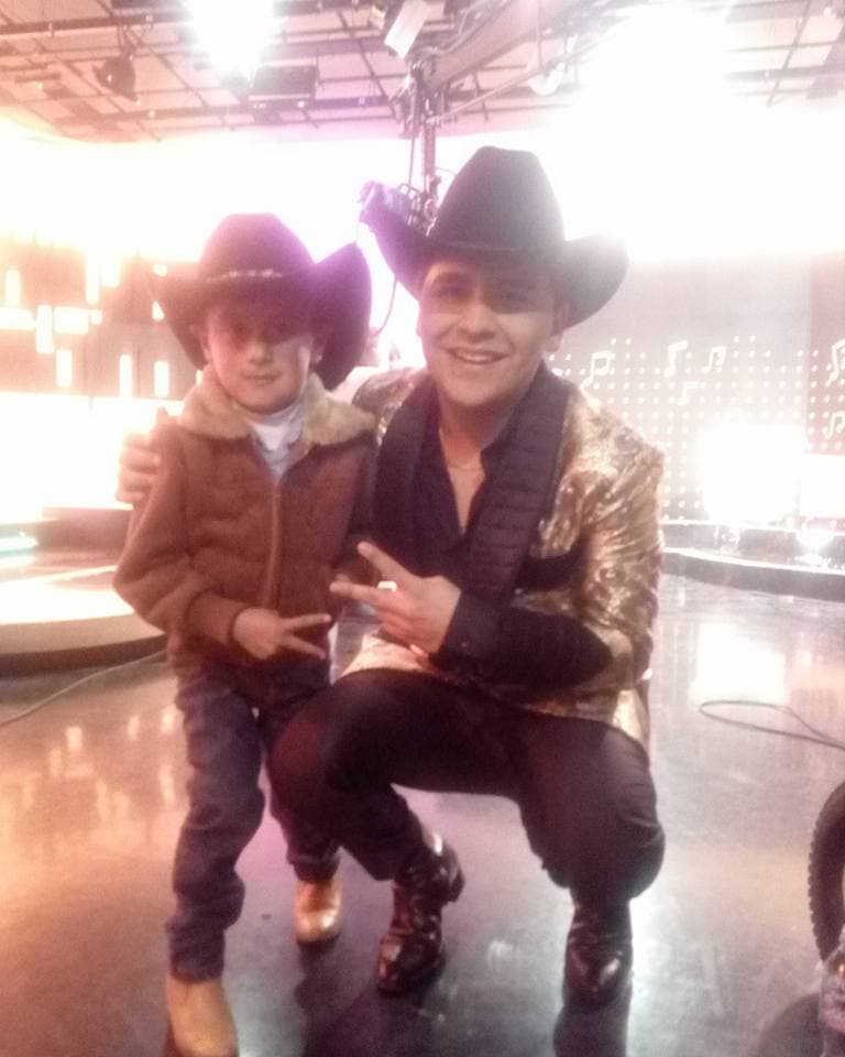 Hasta los más pequeños se han identificado con este joven que gracias a su talento y carisma se ha convertido en todo un ídolo del regional mexicano.