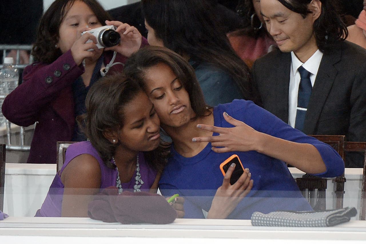 Las hermanas Obama tomándose un selfie durante la ceremonia de inauguración presidencial de Barack Obama en 2013