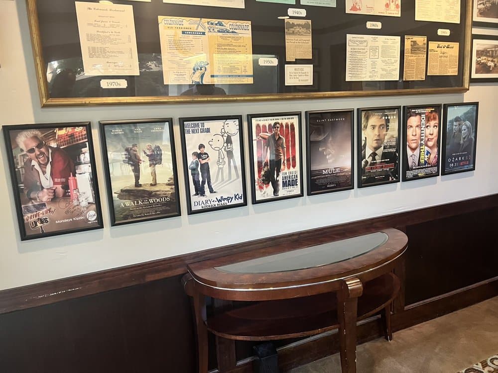 <b>The Colonnade </b>
<br>Dirección: 1879 Cheshire Bridge Rd NE. Atlanta, GA. 30324
<br>Teléfono: (404) 874-5642
<br>Sitio web: 
<a href="https://www.thecolonnadeatlanta.com/">https://www.thecolonnadeatlanta.com/</a> 
<br>
<b><a href="https://www.yelp.com/map/colonnade-atlanta">Cómo llegar</a></b>
<br>
<br>The Colonnade es uno de los restaurantes más antiguos de esta ciudad. Abrió por primera vez en 1927 en la esquina de Lindbergh y Piedmont antes de mudarse a su ubicación actual en Cheshire Bridge en 1962. Este ambiente atemporal se presta bien para ser el escenario de múltiples películas y programas de televisión como: Identity Thief, Halt/Catch Fire, A Walk in the Woods, American Made, Lodge 49, The Mule, The Front Runner, Candy y Wolf Pack.