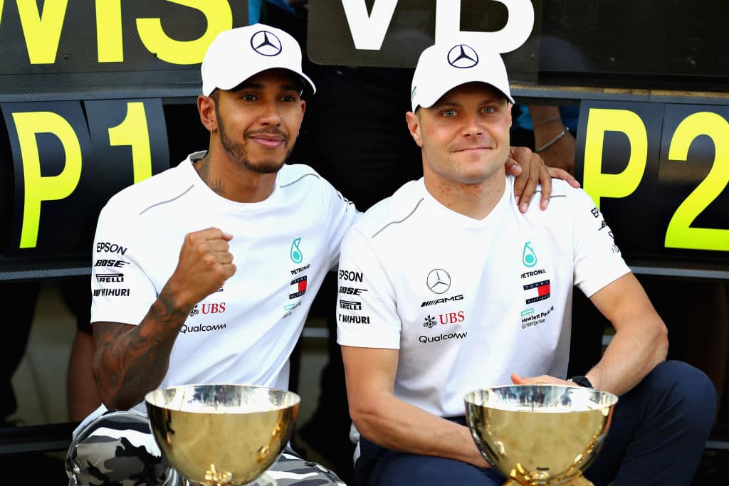 Sin embargo, y a pesar de su evidente molestia, por ahora tendrá que conformarse con ser parte del equipo que impulsa al británico Lewis Hamilton.